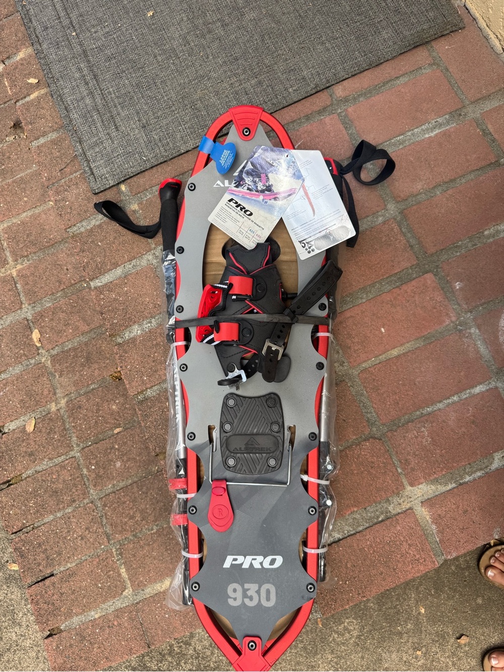 Pro 930 Red and Gray Snowshoes